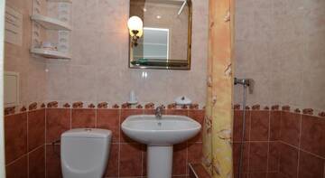 Фото номера Семейный номер с душем Гостиница Guest House Valentina г. Евпатория 5