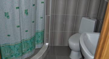 Фото номера Трехместный номер с балконом Гостиница Guest House Liliya г. Евпатория 6