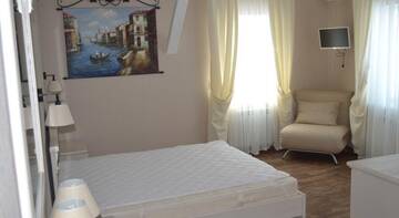Фото номера Трехместный номер с балконом Гостиница Guest House Liliya г. Евпатория 2