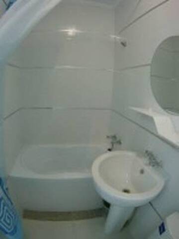 Фото номера Улучшенный семейный номер Гостиница Guest House na Revolutsii г. Евпатория 6