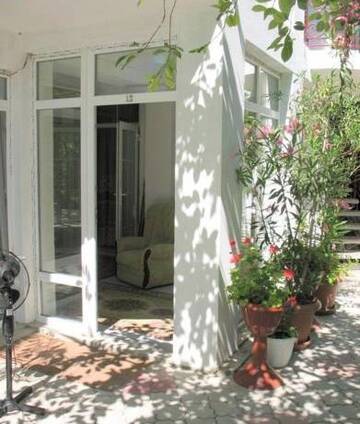 Фото номера Четырехместный номер с террасой Гостиница Guest House na Revolutsii г. Евпатория 4