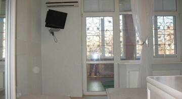 Фото номера Четырехместный номер с террасой Гостиница Guest House na Revolutsii г. Евпатория 8