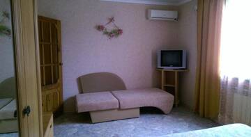 Фото номера Люкс с кроватью размера &quot;king-size&quot; Гостевой дом Kirova Holiday Homes г. Евпатория 7